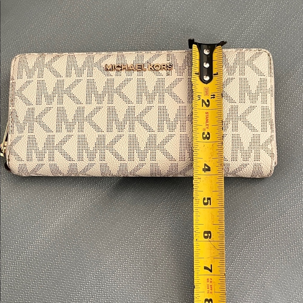 Michael Kors Monogram Key & Card Holder in Cream - Picture 7 of 16